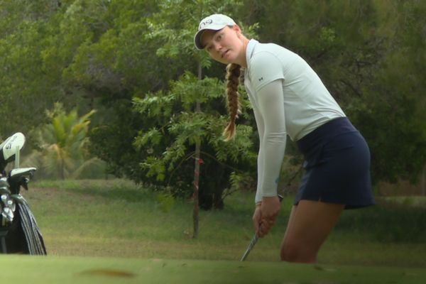 Avant de vivre sa première saison sur le Ladies european tour, l'élite du golf européen, Ariane Klotz s'entraîne au golf de La Ouenghi, où tout a commencé pour elle.