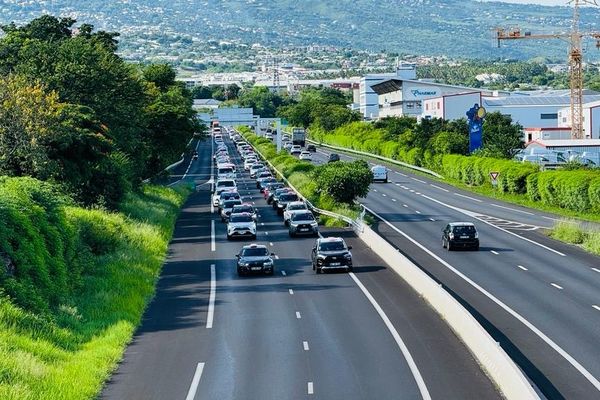 Opération escargot menée par les taxis en grève ce matin à La Possession