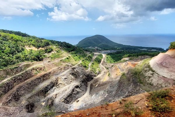 La Société antillaise de granulats (SADG) exploite la carrière de Deshaies en Guadeloupe, source de roche massive, depuis 1997. elle extrait et concasse près de 1,6 millions de tonnes de matériaux par an.