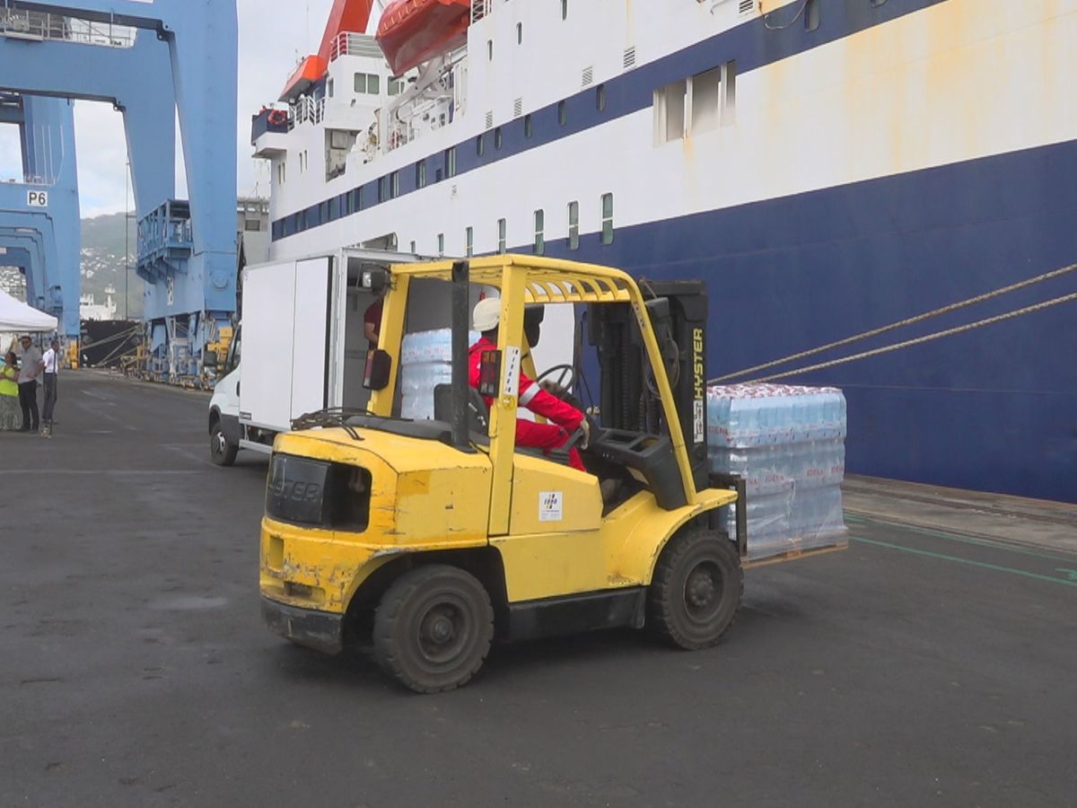 Crise de l'eau à Mayotte : l'État envoie un bateau chargé de 600