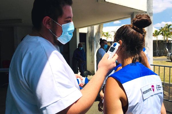 Covid-19, arrivée d'infirmières de la réserve sanitaire à l'hôpital de Poindimié, température, 26 septembre 2021