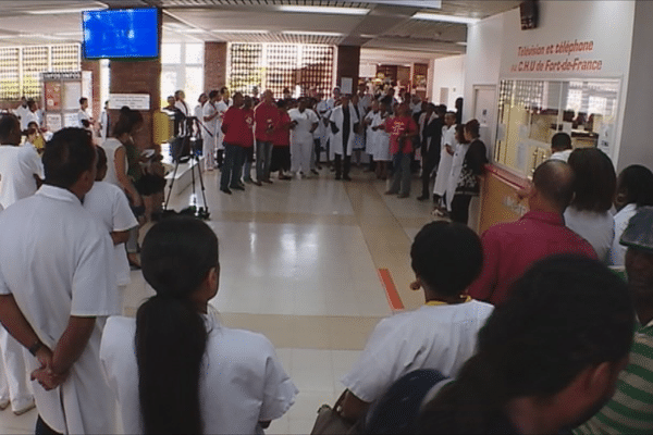 Les médecins et le personnel dans le hall de l'hôpital Pierre Zobda Quitman à Fort-de-France (26 octobre 2017)