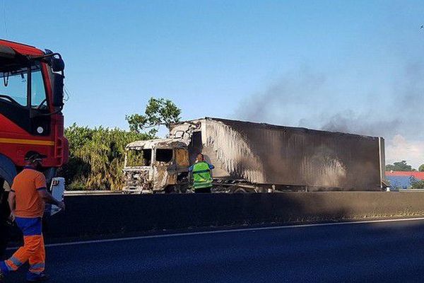 Camion en feu 4 voies Sainte Marie