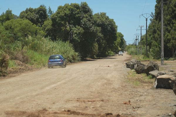 La route dite de la station maraîchère, à Saint-Louis, au Mont-Dore.