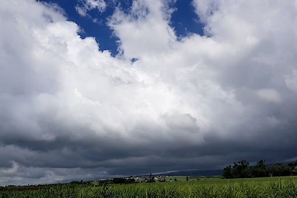 Nuages sombres sur les hauts de l'Est 31 dec 2024