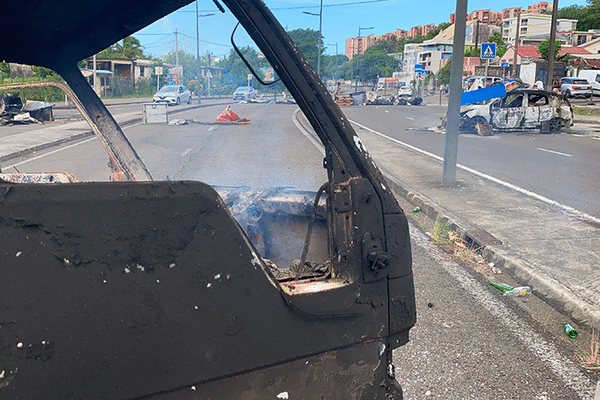 De nombreux véhicules calcinés sur l'avenue Maurice Bishop.