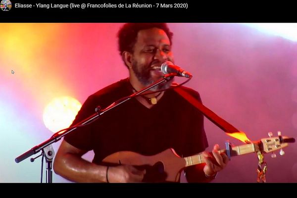 Eliasse, chanteur et musicien originaire des Comores, était venu à La Réunion pour les Francofolies en 2020. Il poursuit sa route et ses concerts. Il est en Dordogne, ce samedi 7 mai 2022
