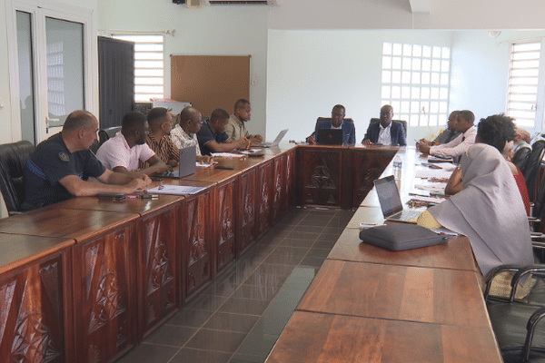 Reunion de crise de pré-alerte cyclonique à la Mairie de Dembeni