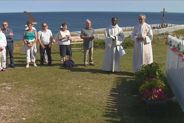 Après la messe, une centaine de personnes a fait le chemin jusqu'à la grotte dédiée à la Vierge Marie. 