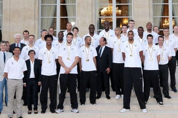 Les basketteurs français ont posé sur le perron de l'Elysée avec François Hollande