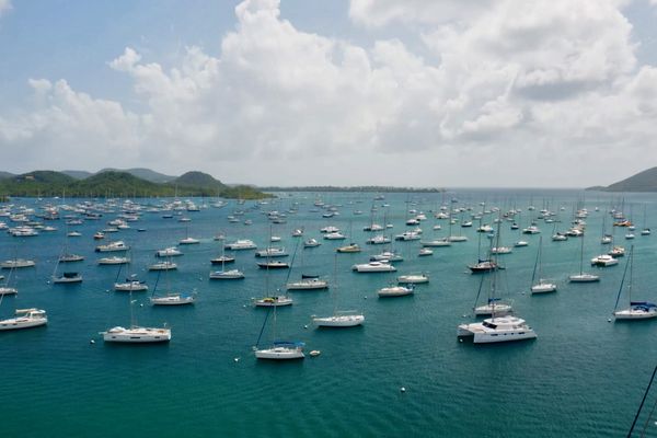 Bateaux de plaisance mouillant dans la baie du Marin, au sud de la Martinique.