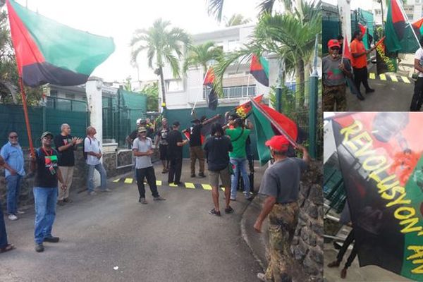 Les membres et sympathisants étaient rassemblés devant la gendarmerie du Lorrain. 