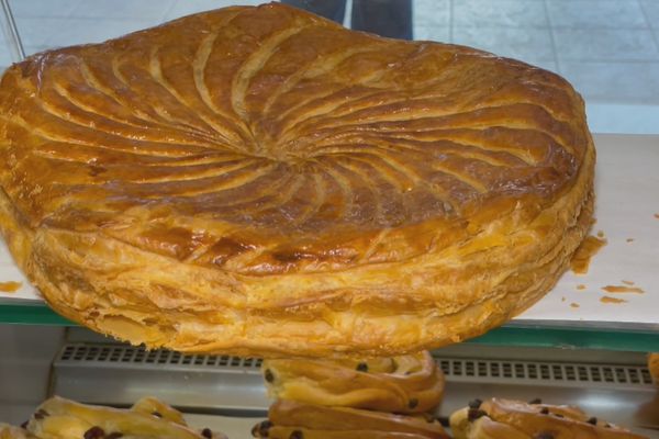 Main d’œuvre, matière première, coût de l’électricité et du gaz… Cette année, le prix de la galette des rois artisanale augmente.