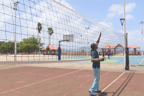 Le plateau Sportif de la Place des Arawaks à Schœlcher en Martinique.