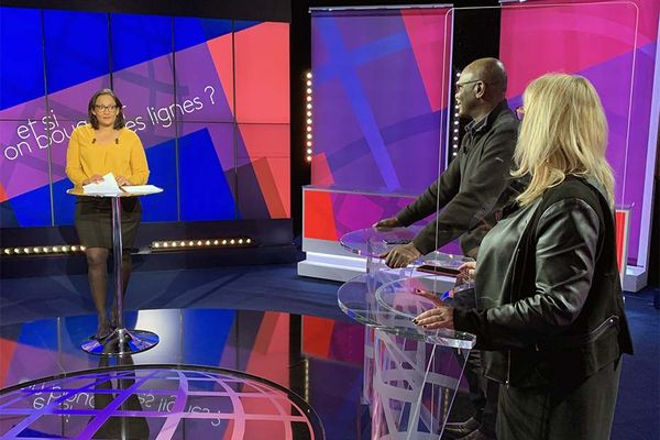 Sophie Vingadassalom, Emmanuel Gordien et Christelle Ratignier-Carbonneil sur le plateau de l'émission Covid-19, deux ans après la déferlante