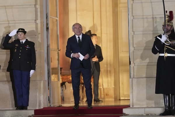 Le nouveau Premier ministre François Bayrou, après la passation de pouvoir à Matignon, le vendredi 13 décembre 2024 à Paris.