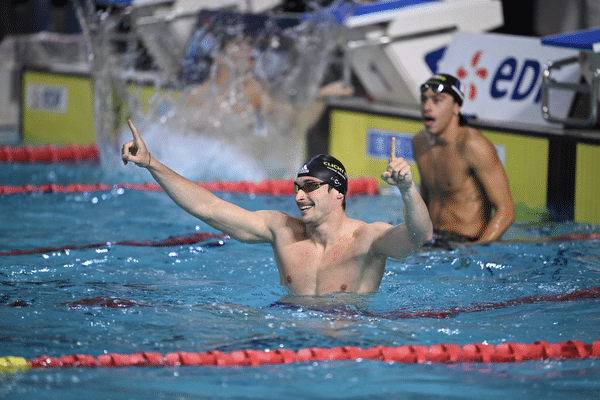 Maxime Grousset heureux, après sa victoire au 50 m nage libre et son quatrième minima, à Montpellier, aux championnats de France en petit bassin, le 3 novembre 2024.