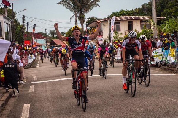 Le V de la victoire de Guillaume Gaboriaud vainqueur de la 3è étape Cayenne-Sinnamary