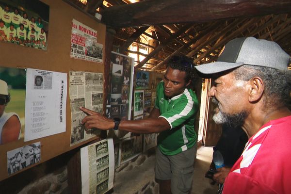 Dans la case du club, à la tribu de Saint-Louis, une exposition de photos et coupures de presse retrace sa longue histoire.