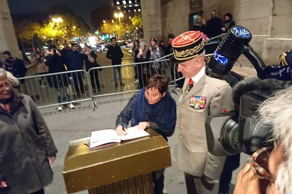 Annick Girardin sous l'Arc de Triomphe