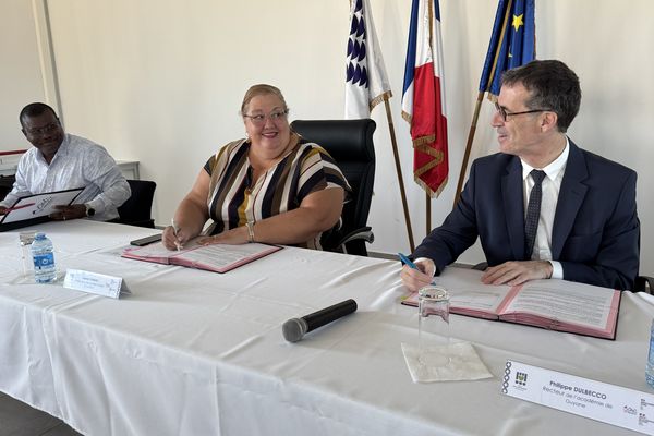 Signature officielle de la convention de la Cité éducative par les partenaires engagés.