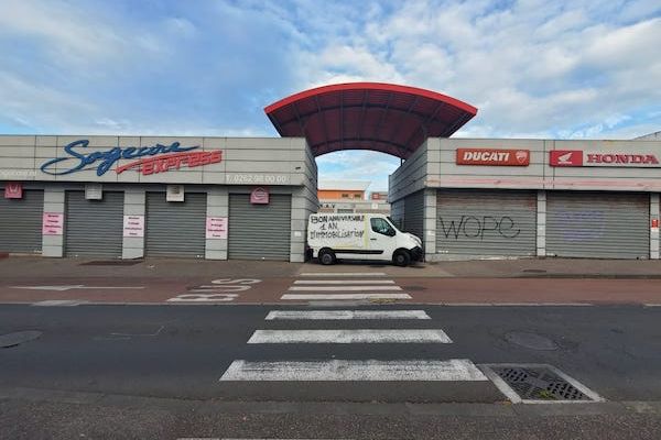 Une entreprise a bloqué tôt ce matin l’entrée de la Sogecore à Saint-Pierre avec un fourgon blanc