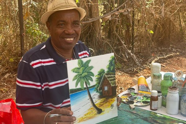 L'artiste-peintre Assimo, présent au marché de Coconi depuis plus de vingt ans