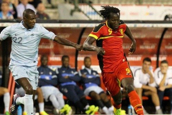 Eric Abidal au duel avec le Belge Romelu Lukaku sur la pelouse du stade Roi Baudouin mercredi 14 août. 