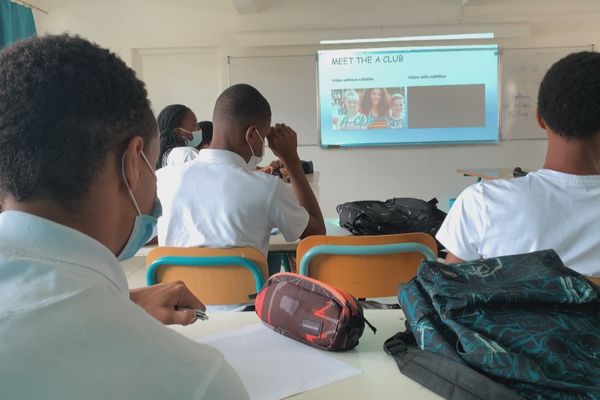 Des élèves de 3ème du collège de Grand-Camp, en cours.