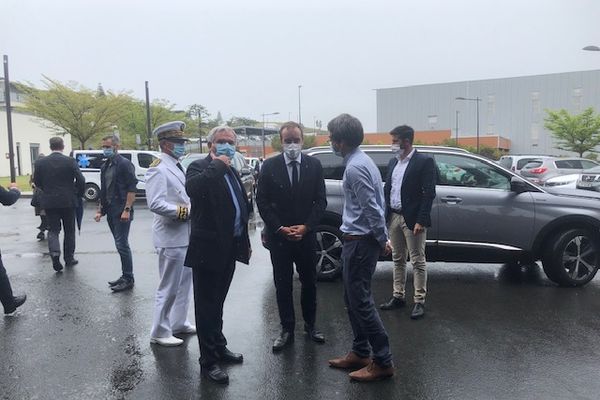 Arrivée de Sébastien Lecornu au Médipôle à 11H50