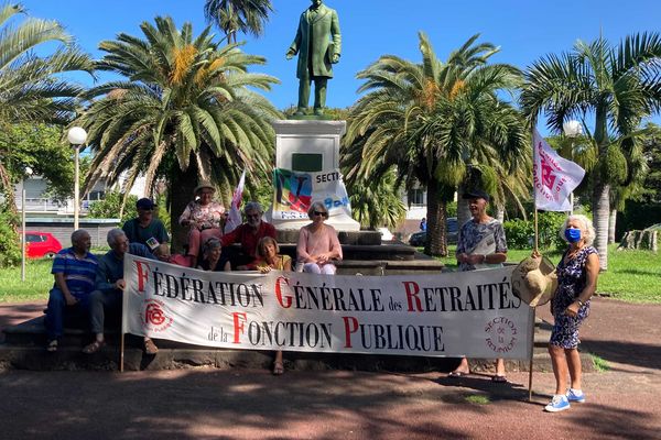 Une dizaine de retraités mobilisés dans les jardins de la mairie de Saint-Pierre à l’appel de Fédération Générale des Retraités de la Fonction Publique