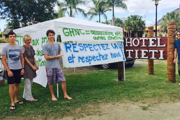 Des petits hôteliers du Nord mobilisés devant l'hôtel Tiéti de Poindimié. Difficultés tourisme