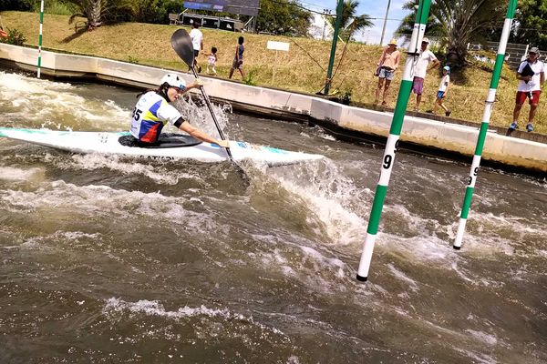 Ce dimanche matin, place aux semi-finales de slalom en kayak au Stade en eaux vives de Sainte-Suzanne