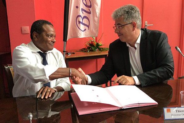 Didier Laguerre, maire de Fort-de-France et Thierry Kergall (directeur Orange Antilles-Guyane) lors de la signature de la convention numérique (6 avril 2018)