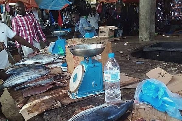 Un arrêté du préfet de Mohéli interdit la vente de poisson frais, exige la fermeture des restaurants et interdit la vente de brochettes, mais aussi de gâteaux dans les rues.