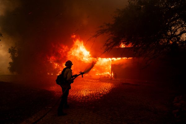 Un pompier tente de maîtriser le feu qui touche cette maison de Camarillo en Californie, le 06 novembre 2024.