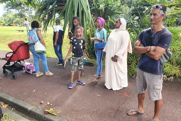 Saint-Benoît : les parents d'élèves cadenassent les grilles de l'école André Hoareau