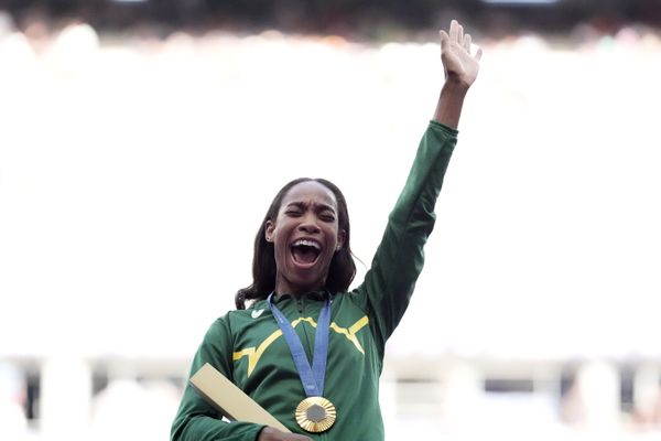 La médaillée d'or du triple saut féminin Thea Lafond, au centre, de la Dominique, réagit sur le podium aux Jeux olympiques d'été de 2024, le dimanche 4 août 2024, à Paris.