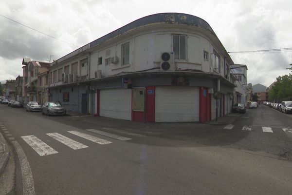 Le restaurant / bar, à l'angle des rues Paul Nardal et Pierre et Marie Curie aux Terres Sanvilles à Fort-de-France.