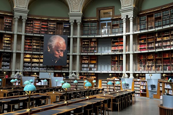 Le portrait de Maryse Condé trône dans la salle Ovale de la Bibliothèque nationale de France Richelieu, à Paris.