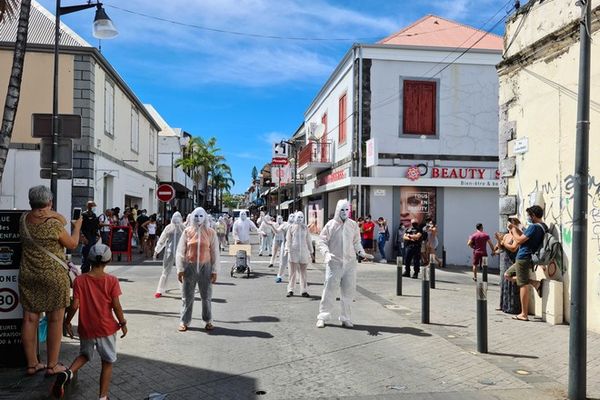 Coronavirus covid collectif masques blancs réunion contre mesures sanitaires Saint-Pierre 270321