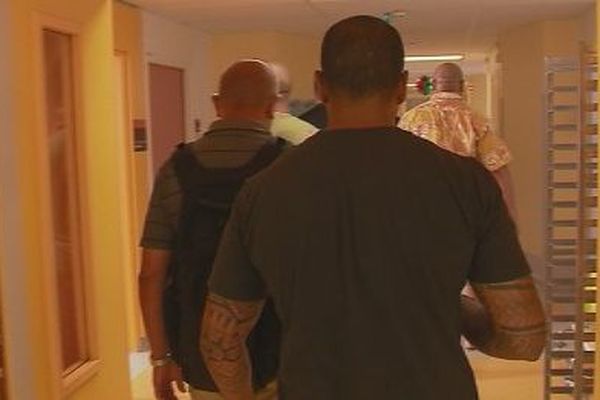 Les surveillants du Camp-Est rendant visite à leur collègue hospitalisé.