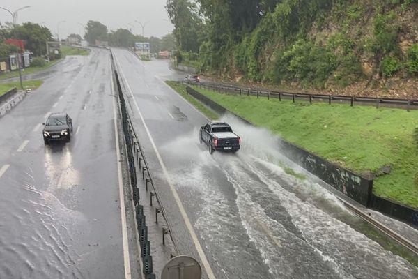 Inondations sous le pont de Baimbridge, aux Abymes