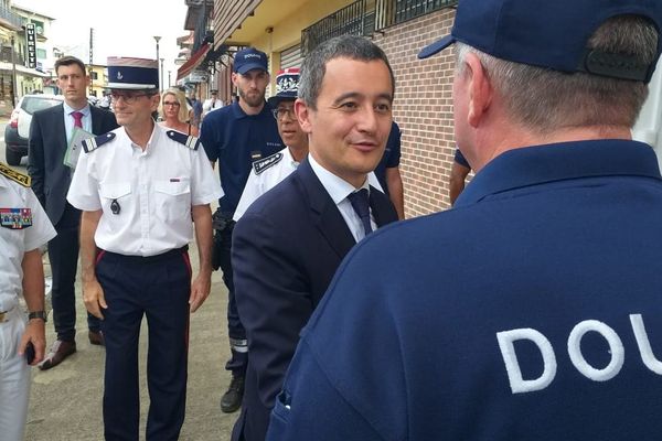 Gérald Darmanin à la direction des douanes à Cayenne