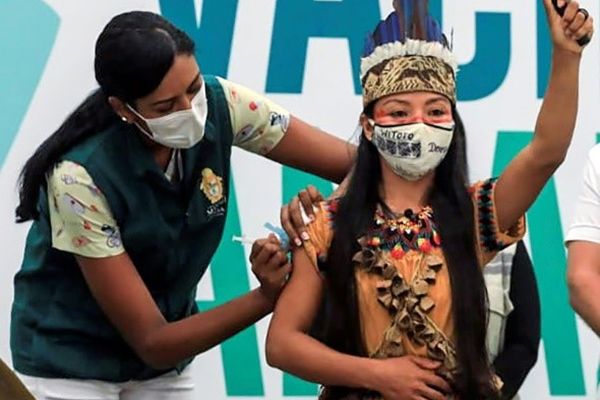 Vanda Witoto, première personne vaccinée de l'Amazonas, à Manaus (Brésil), le 18 janvier 2021. (SECOM-MT/AFP - Arthur CASTRO)