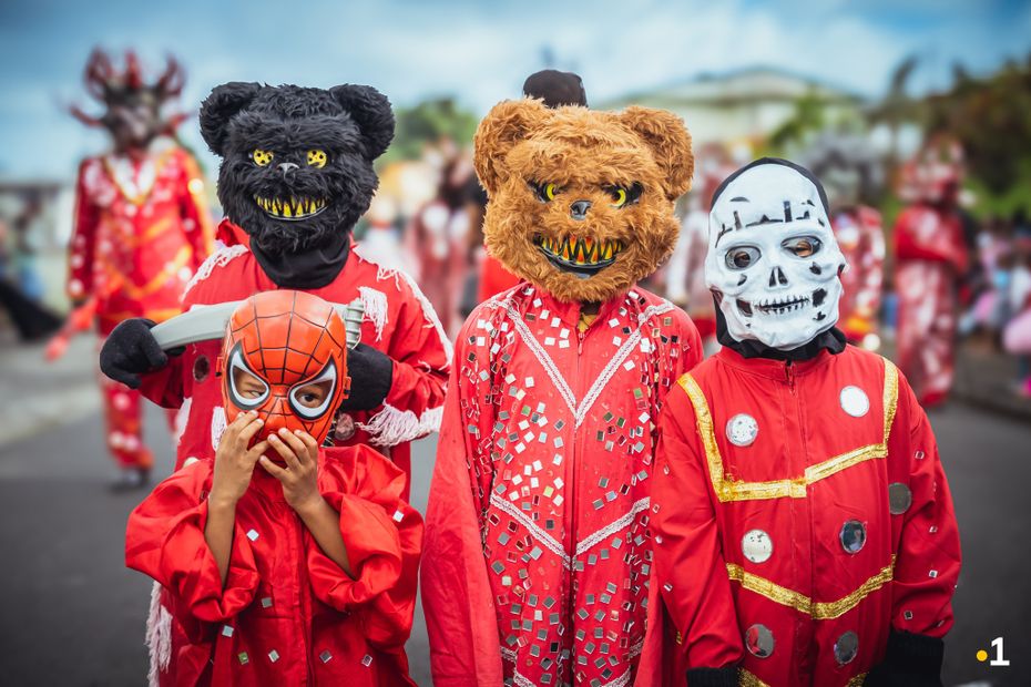 (RE)VOIR. Carnaval de Martinique 2024 le Mardi gras, une vague rouge