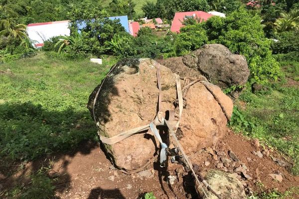 Un rocher de 700 kilos menace de tomber sur des maisons au Robert.