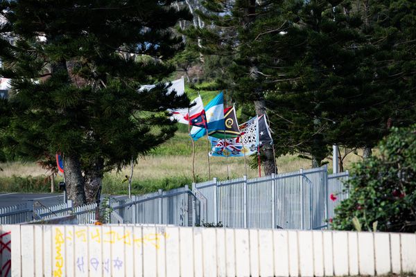 Les drapeaux indépendantistes de différents pays ou territoires flottent aux tours de Magenta. Quatre mois après les émeutes. Septembre 2024. Nouméa