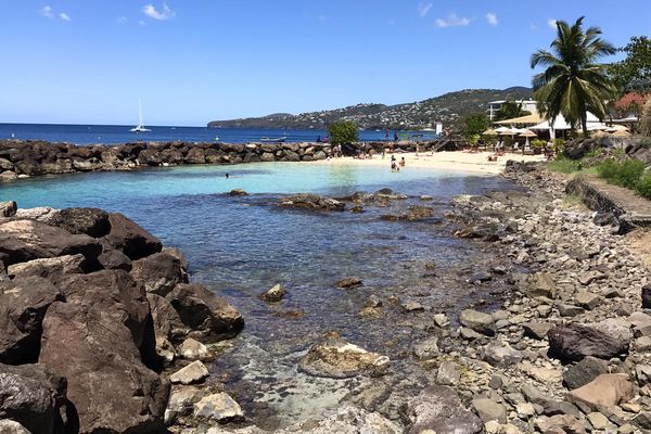 La plage de l'hôtel La Batelière et son restaurant