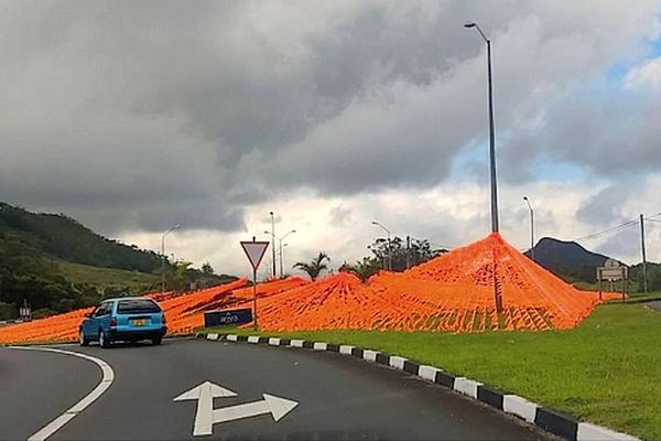 Oriflammes orange législative île Maurice 22 octobre 2024